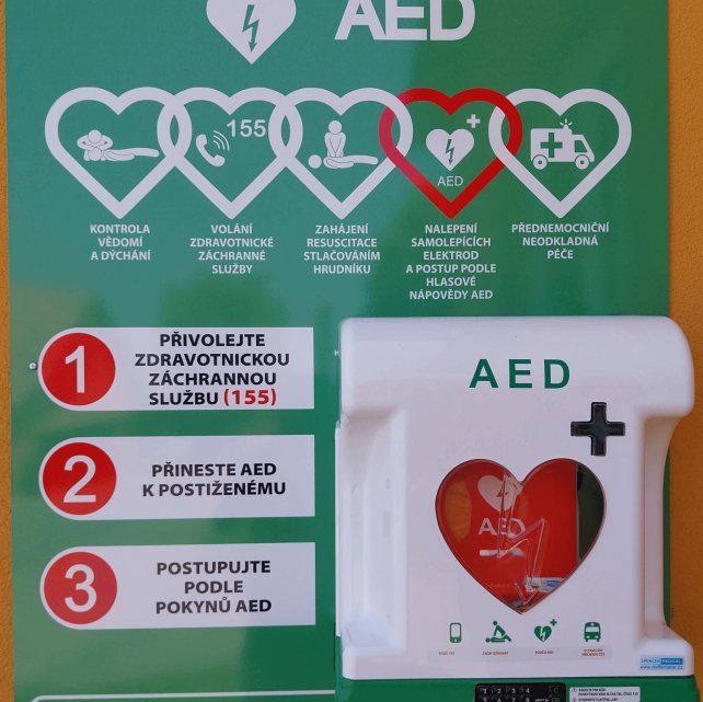 Veřejně dostupný AED ve schránce s návodem